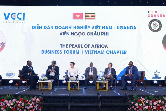 Phiên tọa đàm chuyên đề tại diễn đàn.