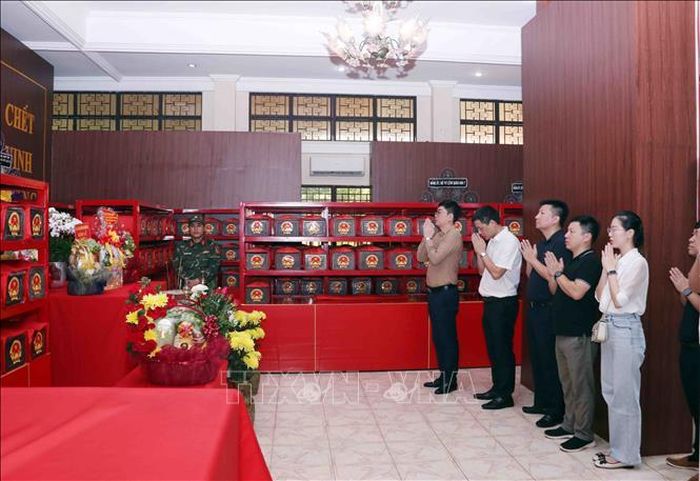 Thế hệ trẻ kính cẩn trước vong linh các Anh hùng liệt sĩ.