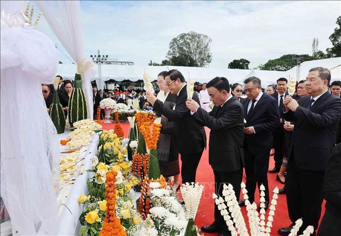 Thường trực Ban Bí thư Trần Cẩm Tú cùng các đồng chí lãnh đạo cấp cao Việt Nam và Lào dâng hoa viếng đồng chí Xaysomphone Phomvihane, Ủy viên Bộ Chính trị, Chủ tịch Quốc hội Lào. Ảnh: Phương Hoa/TTXVN