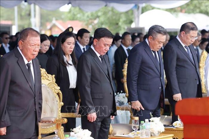 Thường trực Ban Bí thư Trần Cẩm Tú cùng Đoàn đại biểu cấp cao Đảng Cộng sản Việt Nam dành một phút tưởng niệm đồng chí Xaysomphone Phomvihane, Ủy viên Bộ Chính trị, Chủ tịch Quốc hội Lào. Ảnh: Phương Hoa/TTXVN