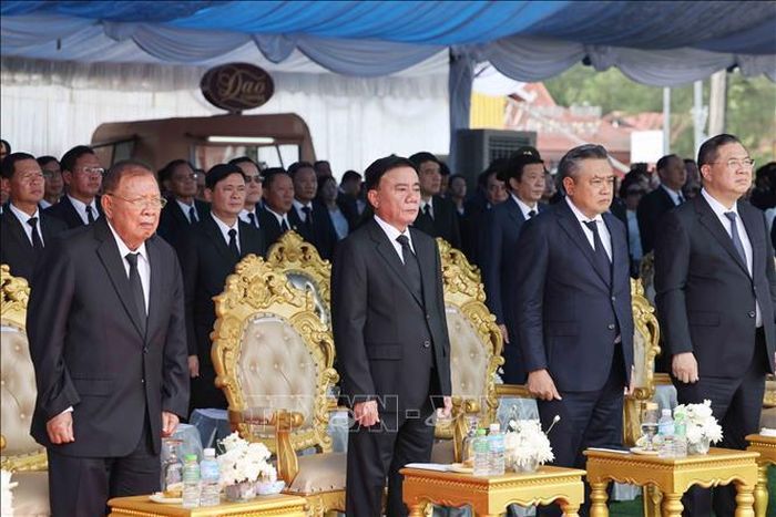 Thường trực Ban Bí thư Trần Cẩm Tú cùng Đoàn đại biểu cấp cao của Đảng, Nhà nước Việt Nam dự Lễ truy điệu đồng chí Saysomphone Phomvihane, Ủy viên Bộ Chính trị, Chủ tịch Quốc hội Lào. Ảnh: TTXVN