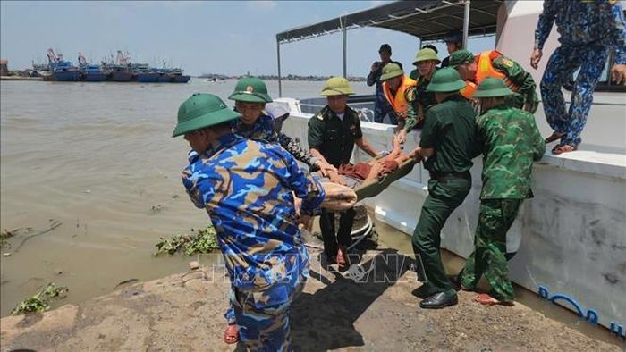 Cán bộ, chiến sĩ Hải đội Biên phòng 2, Bộ đội Biên phòng tỉnh Ninh Bình cứu hộ ngư dân gặp nạn trên biển. Ảnh: TTXVN phát