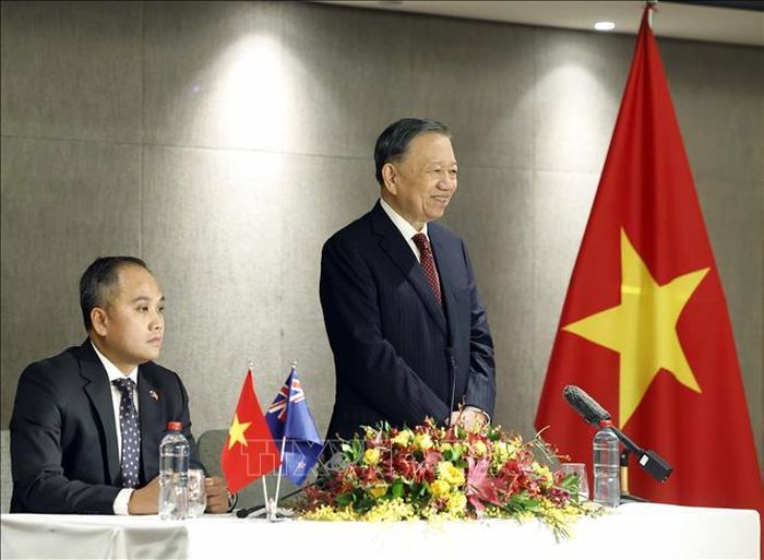 Tổng Bí thư, Chủ tịch nước Tô Lâm nói chuyện với cán bộ, nhân viên Đại sứ quán Việt Nam tại New Zealand. Ảnh: Thống Nhất/TTXVN