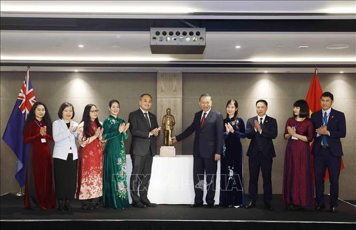 Tổng Bí thư, Chủ tịch nước Tô Lâm tặng bức tượng Chủ tịch Hồ Chí Minh cho Đại sứ quán Việt Nam tại New Zealand. Ảnh: Thống Nhất/TTXVN