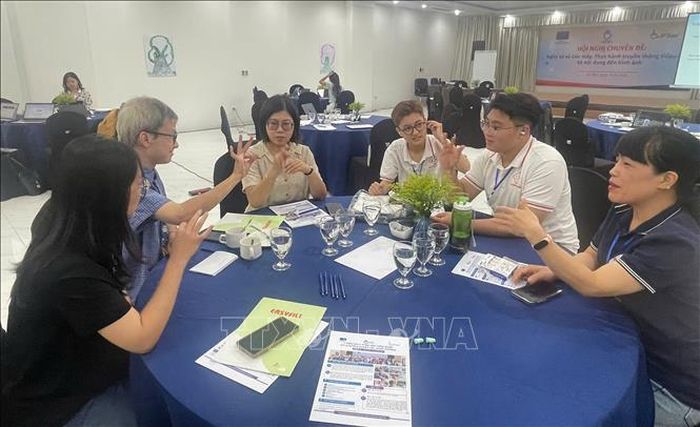 Người tham gia trải nghiệm khiếm thính học cách giao tiếp tại buổi tọa đàm.