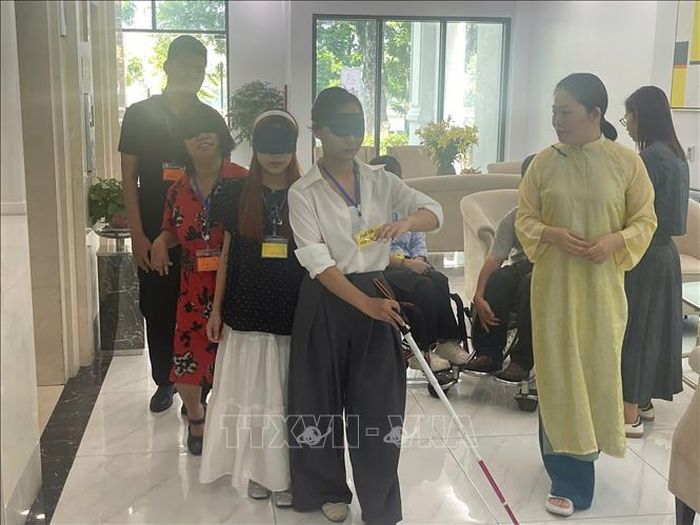 Hoạt động trải nghiệm khiếm thị tại buổi tọa đàm.