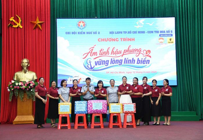 Tặng quà cán bộ, hội viên hội phụ nữ Chi đội kiểm ngư số 2.