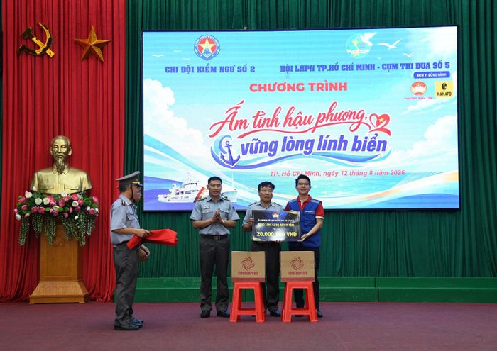 Trao tặng máy tính cho Chi đội Kiểm ngư số 2.