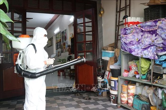 Phun hóa chất diệt muỗi, xử lý ổ dịch sốt xuất huyết tại phường Tân An, tỉnh Đắk Lắk.