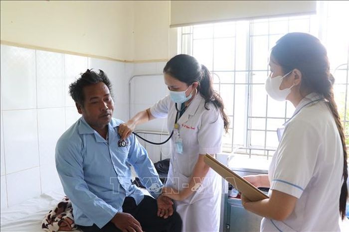 Cán bộ Trung tâm Y tế Krông Ana (Đắk Lắk) chăm sóc, theo dõi bệnh nhân sốt xuất huyết.