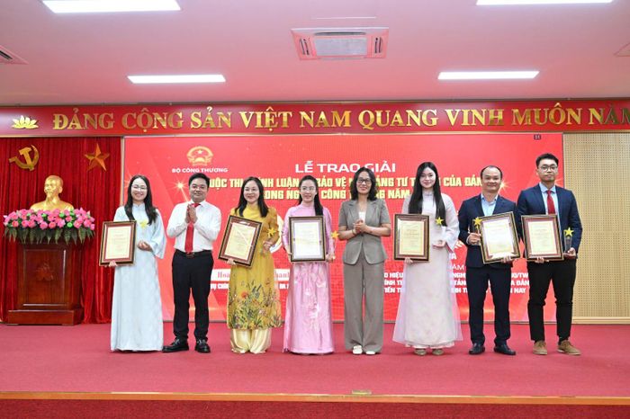Ông Nguyễn Văn Minh, Tổng Biên tập Báo Công Thương, thành viên Hội đồng giám khảo Cuộc thi trao giải cho các tác giả đoạt giải.