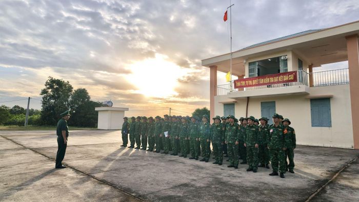 Đại tá Đoàn Duy Phước quán triệt nội quy, quy định trường bắn trước khi kiểm tra.