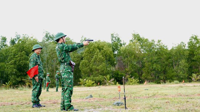 Cán bộ, chiến sĩ Ban Chỉ huy Bộ đội Biên phòng TP Hồ Chí Minh thực hành kiểm tra bắn đạn thật súng K54.