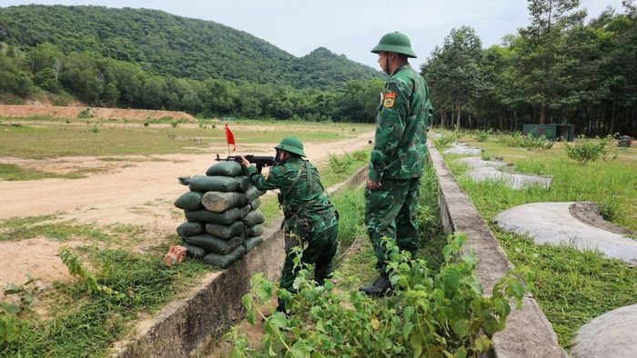 Cán bộ, chiến sĩ Ban Chỉ huy Bộ đội Biên phòng TP Hồ Chí Minh thực hành kiểm tra bắn đạn thật súng tiểu liên AK.