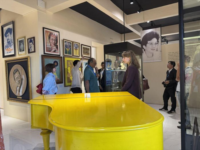 Cây đàn piano màu vàng của hãng Yamaha tặng bà Corazon Aquino để đánh dấu việc bà trở thành Tổng thống Philippines năm 1986. Ảnh: Đỗ Quyên/PV TTXVN tại Philippines