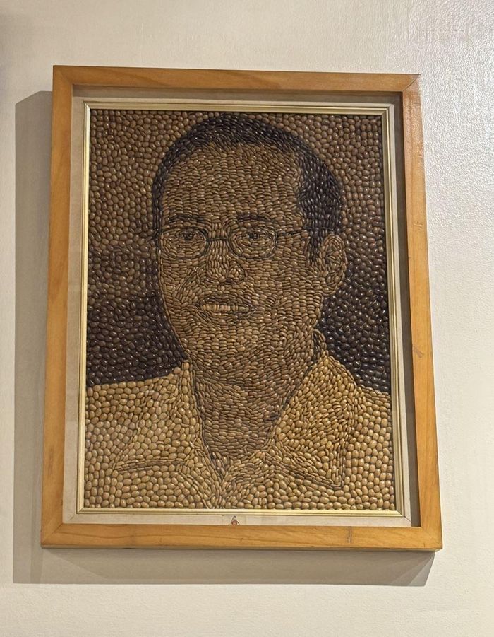 Bức chân dung ông Benigno S. Aquino III, Tổng thống thứ 15 của Philippines, được chế tác từ hạt cà phê do Việt Nam trao tặng trong dịp Hội nghị Thượng đỉnh ASEAN lần thứ 17 diễn ra tại Hà Nội năm 2010. Ảnh: Đỗ Quyên/PV TTXVN tại Philippines