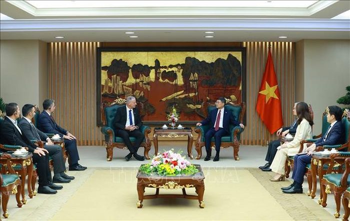 Thủ tướng Lê Minh Hưng tiếp Đại sứ Israel Yaron Mayer đến chào kết thúc nhiệm kỳ công tác. Ảnh: Dương Giang/TTXVN