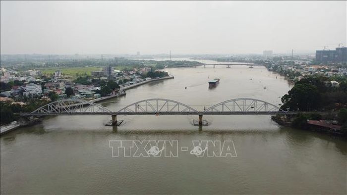 Nhịp giữa Cầu Ghềnh bị tàu hàng đâm va khiến đường ray bị xô lệch; tuyến đường sắt Bắc - Nam qua cầu Ghềnh bị tê liệt, ngày 6/3/2026. Ảnh minh họa: Sỹ Tuyên/TTXVN