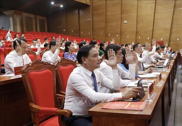 Biểu quyết thông qua các Nghị quyết. Ảnh: Thái Hùng/TTXVN