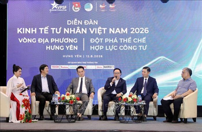 Các đại biểu thảo luận tại diễn đàn.