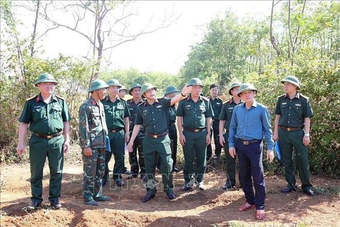 Các đại biểu nghiên cứu, khảo sát thực địa ở khu vực Cồn Tiên. Ảnh: TTXVN phát