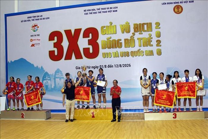 Ban tổ chức trao thưởng cho các đội đạt giải ở nội dung nữ U18.