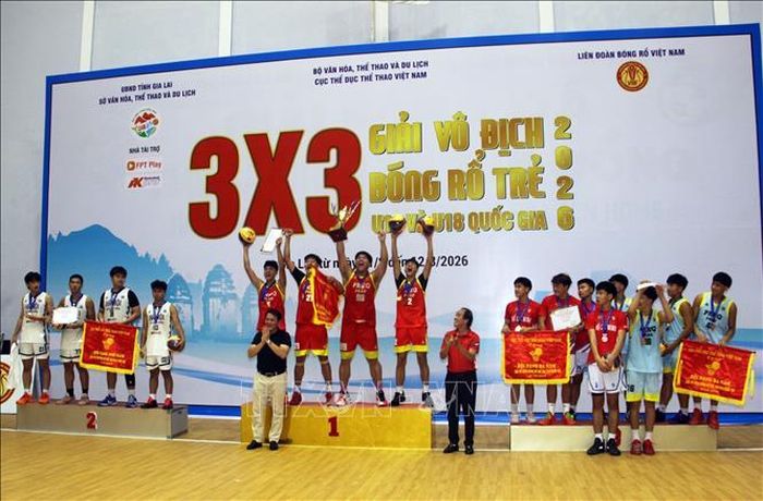 Ban tổ chức trao thưởng cho các đội đạt giải ở nội dung nam U18.