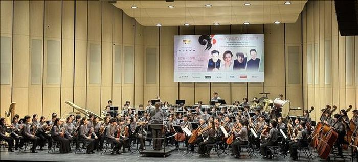 Các nghệ sĩ biểu diễn trong chương trình hòa nhạc “Dàn nhạc Giao hưởng Trẻ châu Á trình diễn các kiệt tác cổ điển”. Ảnh: Phương Lan/ TTXVN