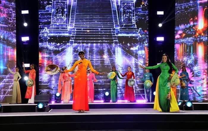 Các thí sinh Miss World trình diễn với tòa áo dài Việt Nam. Ảnh: Đức Hiếu/TTXVN