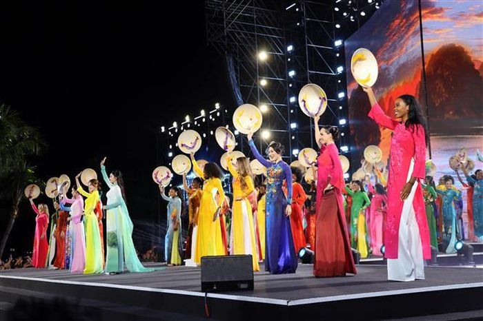 Các thí sinh Miss World trình diễn với tòa áo dài và nón lá Việt Nam. Ảnh: Đức Hiếu/TTXVN