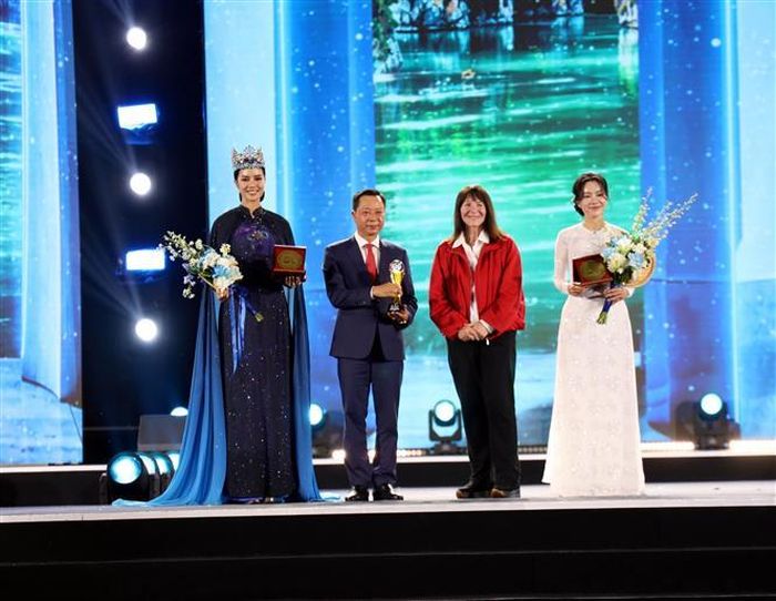 Ông Lê Văn Ánh, Phó Chủ tịch UBND tỉnh Quảng Ninh nhận biểu trưng của cuộc thi Miss World lần thứ 73. Ảnh: Đức Hiếu/TTXVN