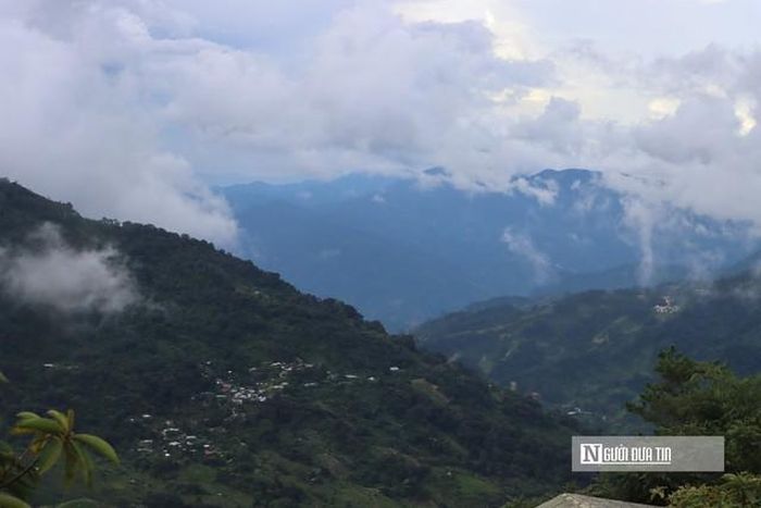 Đỉnh Ngok Linh nhìn từ độ cao 1.800m