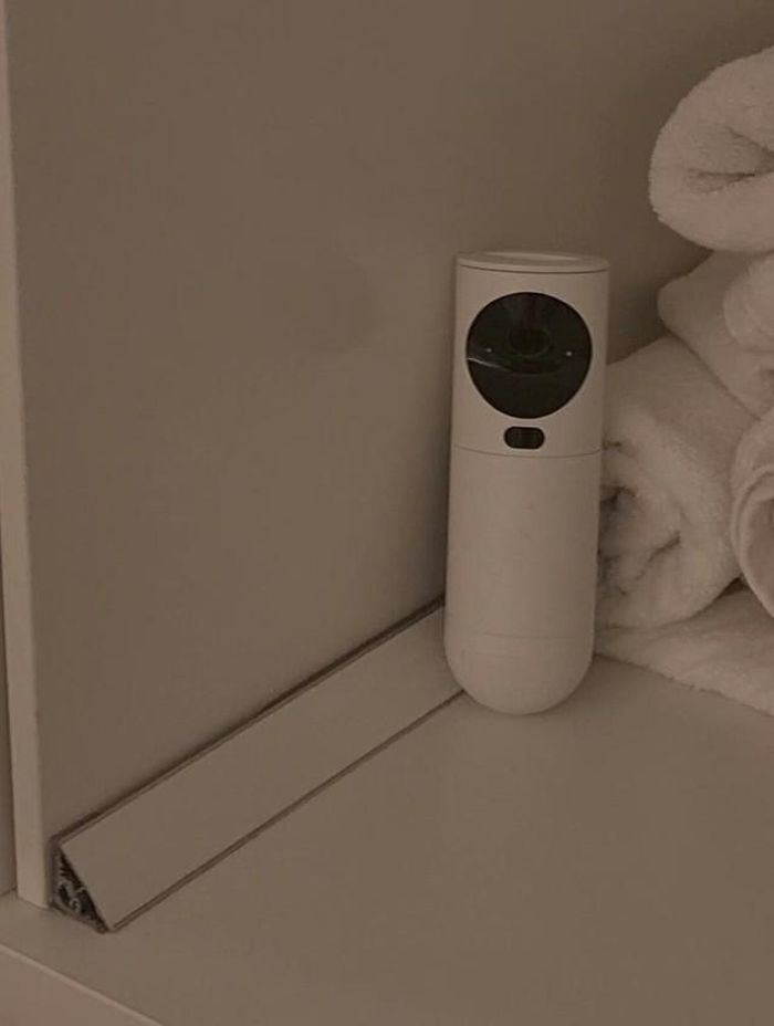 Raymond nhìn thấy một đèn xanh nhấp nháy trên camera.(Ảnh: SWNS)