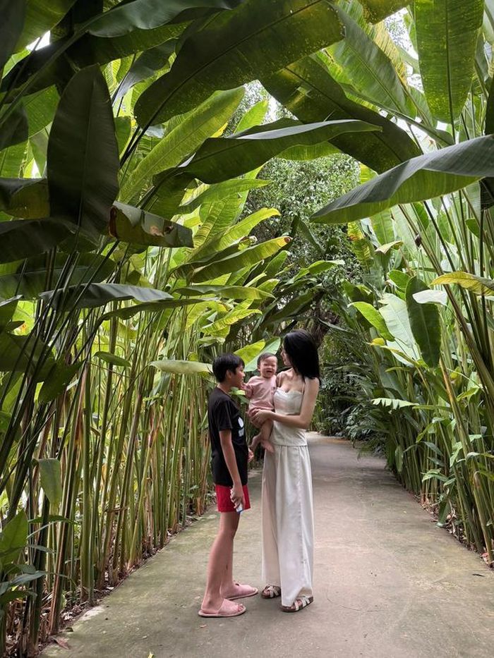 Con trai của Quỳnh Lương cũng thường xuyên về nghỉ dưỡng tại khu nhà ở bố dượng. Ảnh: FBNV.