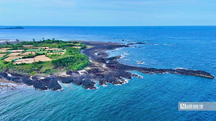 Gành Yến nằm bên một làng chài thuộc xã Vạn Tường, tỉnh Quảng Ngãi, cách khu vực trung tâm Quảng Ngãi khoảng 35 km về phía bắc. 