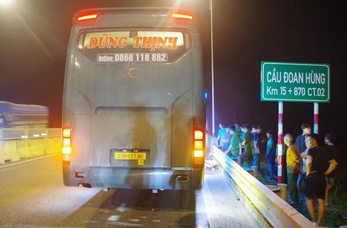 Hiện trường vụ việc khiến nữ hành khách ngã xuống đường tử vong (Ảnh: Công an cung cấp).