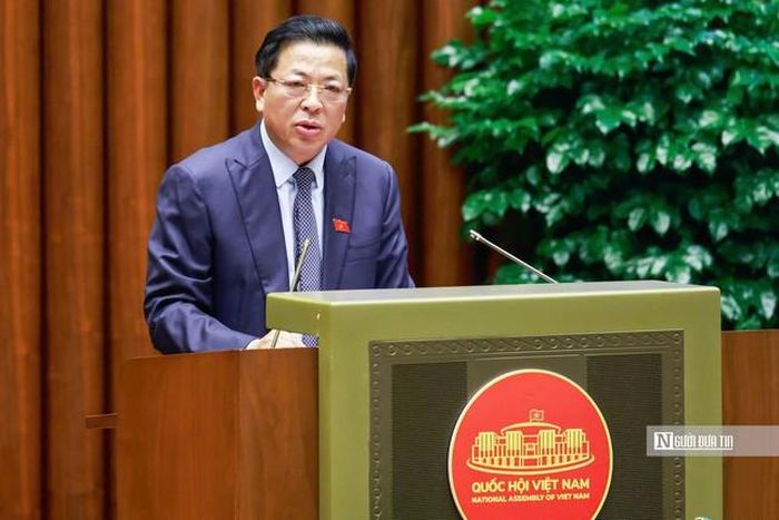 Bộ trưởng Trần Hồng Minh phát biểu giải trình về Chủ trương đầu tư Dự án đầu tư xây dựng đường Vành đai 5 - Vùng Thủ đô Hà Nội (Ảnh: Hữu Thắng).