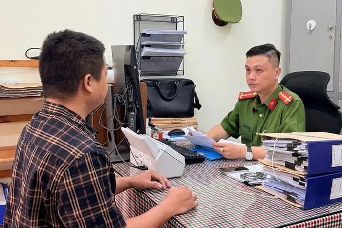Cán bộ công an làm việc với Nguyễn Tăng Tiến. Ảnh: Công an Tp.Đồng Nai
