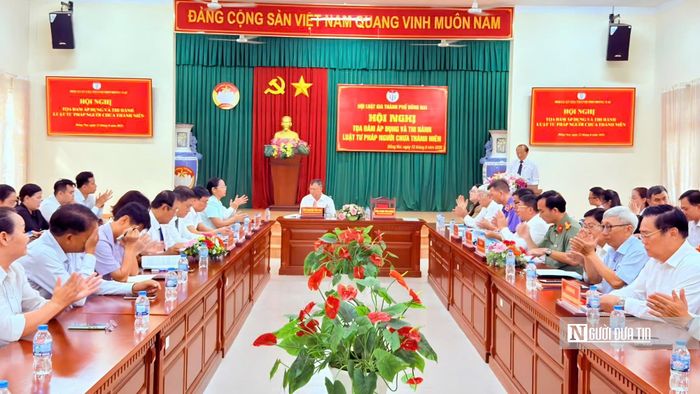 Luật gia Phan Văn Châu, Chủ tịch Hội Luật gia Tp.Đồng Nai phát biểu khai mạc hội nghị.