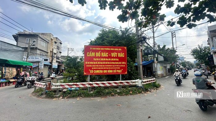 UBND phường Bình Hưng Hóa lắp biển cấm đổ rác, vứt rác.
