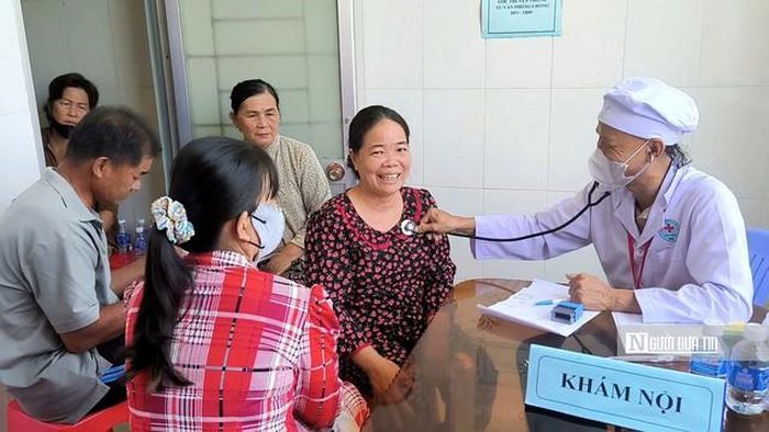 Đông đảo người dân tham gia khám sức khỏe định kỳ, góp phần phát hiện sớm các nguy cơ bệnh tật.