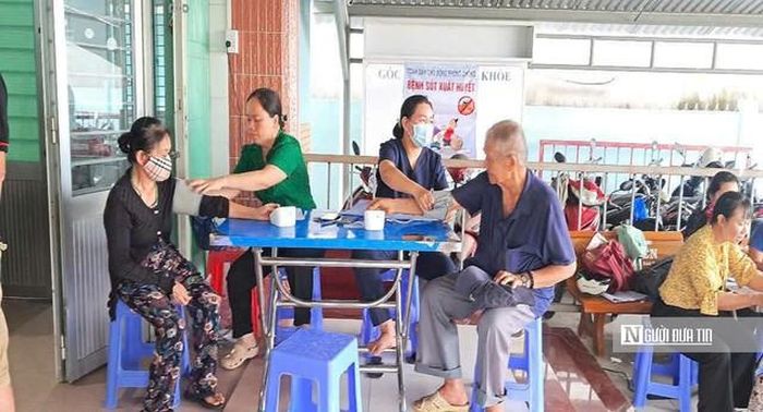 Người dân đến điểm khám sức khỏe định kỳ, khám sàng lọc miễn phí theo chương trình.