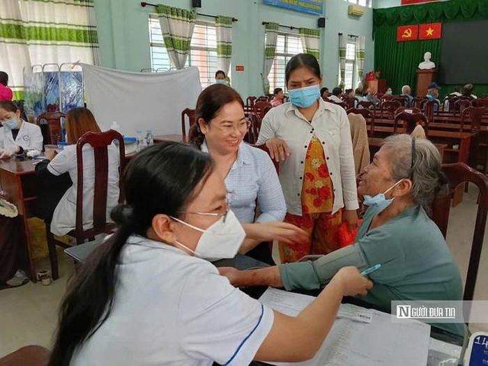 Người cao tuổi được khám, tư vấn và sàng lọc sức khỏe miễn phí.