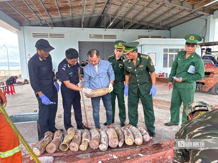 Lực lượng chức năng kiểm đếm số lượng xương động vật và ngà voi.