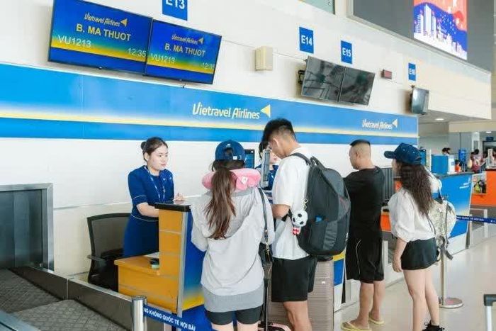 Hành khách đang làm thủ tục tại quầy vé Vietravel Airlines.
