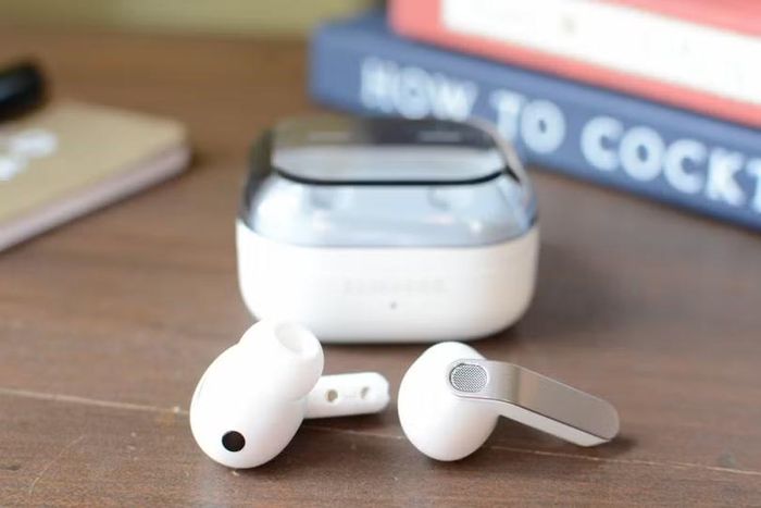 Samsung sẽ bổ sung tính năng trợ thính và kiểm tra thính lực cho mẫu tai nghe Galaxy Buds 4 Pro và Galaxy Buds 3 Pro. Ảnh: Engadget.