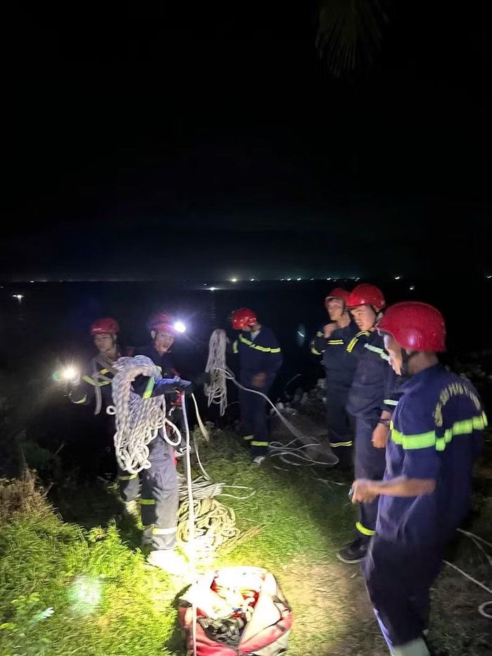 Lực lượng cứu hộ triển khai phương án cứu nạn nhân. Ảnh CAST.