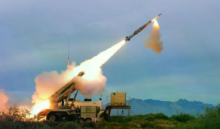 Mỗi quả đạn Patriot PAC-3MSE có giá tới 4 triệu USD. Ảnh: Reuters.