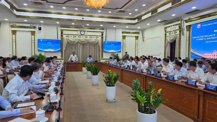 Chủ tịch UBND TPHCM phát biểu tại phiên họp