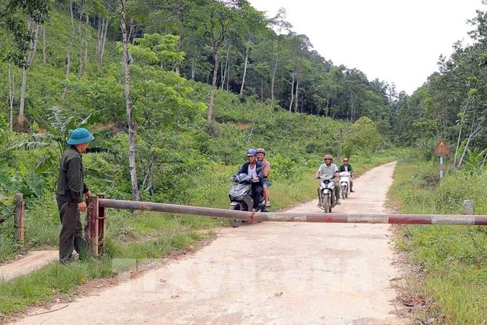 Cán bộ kiểm tra người và mục đích ra vào tại cửa rừng. Ảnh: Hữu Quyết – TTXVN 